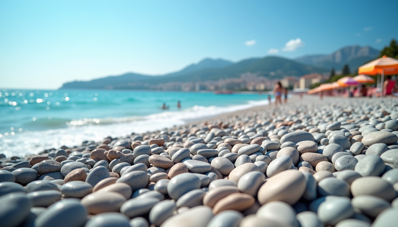 Vue de la plage du Centenaire à Nice, bordée de la Promenade des Anglais, avec des galets gris et blancs et des baigneurs sous parasols